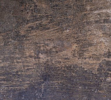Küf ve çatlaklarla kaplı sarı ve kahverengi beton duvarı kapatın.