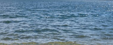 John 'un New England' daki göletinin kıyılarındaki su dalgalarını kapatın.