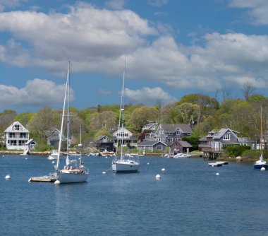 Cape Cod Körfezi 'nin mavi ve beyaz bulutlu gökyüzüne karşı yüzen birkaç teknesiyle görüntüsü