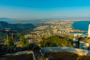 Güneşli bir yaz gününde Tyunektepe Dağı 'nda kablolu bir araba. Yukarıda gözlem güverteleri var. Üst istasyon 605 metre yükseklikte inşa edilmiştir..