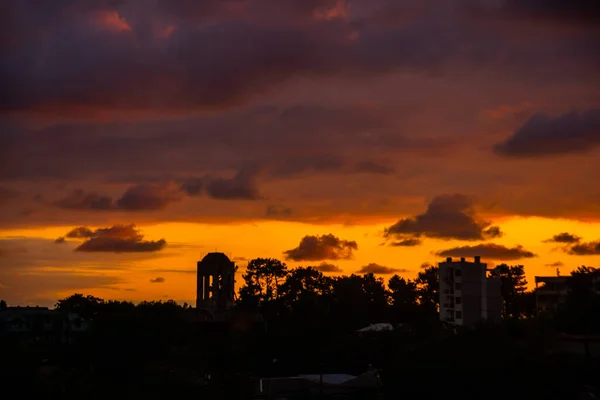 ジョージア州コブレッティ 夏の日の日没時に建物がある美しい風景のトップビュー — ストック写真