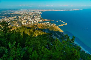 Güneşli bir yaz gününde, Antalya şehrinin liman ve gemilerinin güzel manzarası. Tunektepe Dağı 'ndaki Cable Car' ın en üst istasyonundan görüntüle.