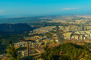 Güneşli bir yaz gününde, Antalya şehrinin güzel hava manzarası..