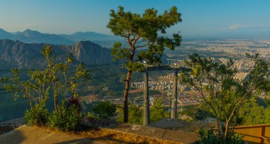 Güneşli bir yaz gününde Tyunektepe Dağı 'nda kablolu bir araba. Yukarıda gözlem güverteleri var. Üst istasyon 605 metre yükseklikte inşa edilmiştir..