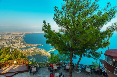 Güneşli bir yaz gününde Tyunektepe Dağı 'ndaki Cable Car' ın tepesindeki kafe. Yukarıda gözlem güverteleri var. Üst istasyon 605 metre yükseklikte inşa edilmiştir..
