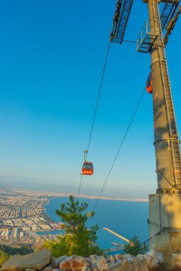 Tunektepe Dağı 'ndan teleferiğe kadar panoramik manzara. Turistler için popüler bir eğlence.