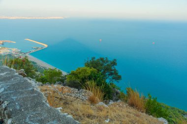 Tunektepe Dağı 'ndan kıyıdaki gözlem güvertesinden ve Antalya şehrinden görüntüler. Akdeniz kıyılarının güzel manzarası ve kıyı şeridi.