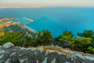 Güneşli bir yaz gününde, Antalya şehrinin liman ve gemilerinin güzel manzarası. Tunektepe Dağı 'ndaki Cable Car' ın en üst istasyonundan görüntüle.