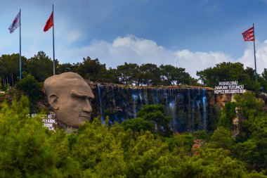 Mustafa Kemal Atatürk 'ün heykeli ve şehir ormanının girişinde yapay bir şelale, bir gözlem güvertesi, büyük bir taş kafa ve bir kayanın üzerindeki ağaçlar..