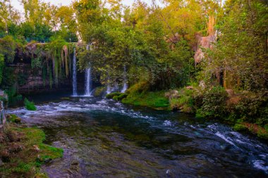 Antalya 'daki Akşamlar Parkı' ndaki Yukarı Duden Şelalesi manzaralı güzel bir manzara. Popüler bir turizm merkezi.