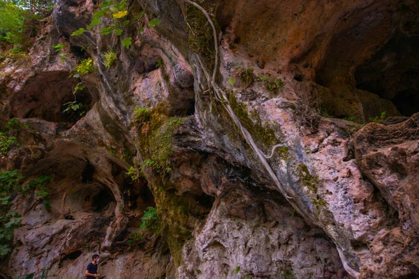 Antaly トルコ トルコのアンタルヤ市のアッパー ドゥーデン滝の自然公園内の洞窟を持つ岩 — ストック写真