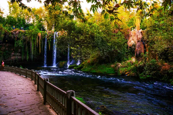 Antalya Turkey 안탈리아의 공원에서어 폭포가 보이는 아름다운 인기있는 관광지 — 스톡 사진