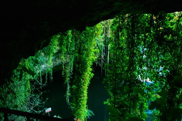 アンタルヤ トルコ 崖から上段の滝を望む風景 滝の奥地のような楽園はすべてアンタルヤの緑にあります — ストック写真
