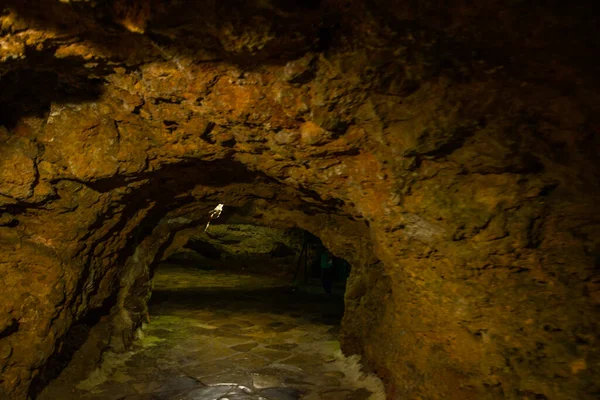 土耳其Antalya 土耳其安塔利亚市上杜登瀑布自然公园有洞穴的岩石 — 图库照片