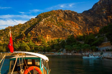ICMELER, TURKEY: Türkiye 'de Marmaris yakınlarında güneşli bir yaz gününde Icmeler' de kıyı manzarası ve gemilerle manzara.