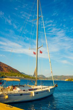ICMELER, TURKEY: Türkiye 'de Marmaris yakınlarında güneşli bir yaz gününde Icmeler' de kıyı manzarası ve gemilerle manzara.