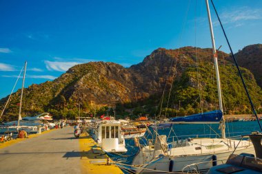 ICMELER, TURKEY: Türkiye 'de Marmaris yakınlarında güneşli bir yaz gününde Icmeler' de kıyı manzarası ve gemilerle manzara.