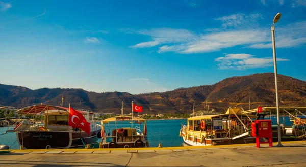 IJSLAND, TURKEY: Landschap met uitzicht op de kust en schepen in Icmeler op een zonnige zomerdag, nabij Marmaris in Turkije. — Stockfoto