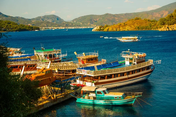 ICMELER, TURKEY: Türkiye 'de Marmaris yakınlarında güneşli bir yaz gününde Icmeler' de kıyı manzarası ve gemilerle manzara.