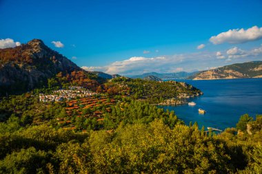 Amos antik kenti Marmaris semti yakınlarındaki Amos Professerler yerleşim alanına ait beyaz kulübeler..