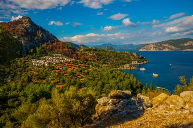 Amos antik kenti Marmaris semti yakınlarındaki Amos Professerler yerleşim alanına ait beyaz kulübeler..