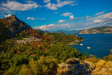 Amos antik kenti Marmaris semti yakınlarındaki Amos Professerler yerleşim alanına ait beyaz kulübeler..