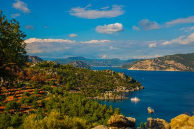 Marmaris, MUGLA, TURKEY: körfezin üst görünümü ve antik şehir Amos harabelerinden Marmaris.