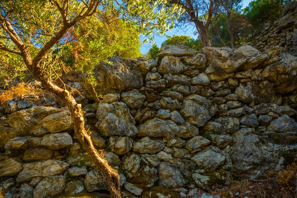 AMOS, MARMARIS, MUGLA, TURKEY: Türkiye 'nin Marmaris kenti yakınlarındaki Amos antik kentindeki kale duvarı