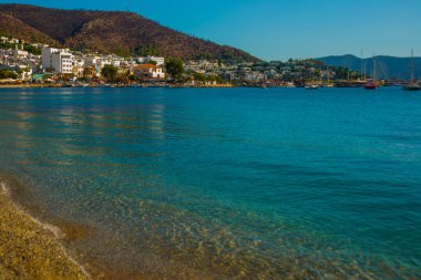 Bodrum Sahili 'nin panoramik manzarası, Ege Denizi, geleneksel beyaz evler, marina, Bodrum Kasabası Türkiye' de yelkenli tekneler, yatlar.