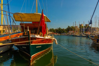Güneşli bir günde Bodrum 'daki limanda Aziz Peter Şatosu ve lüks yatlar..