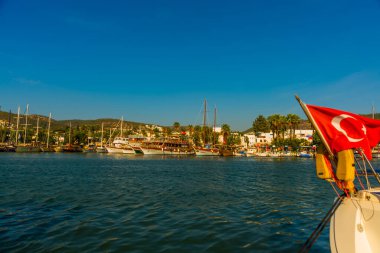 Bodrum 'da lüks yatlar, Bodrum' da marina, Bodrum 'da deniz turistleri. Mavi suları, otantik yatları ve yelkenli gemileri olan renkli bir deniz manzarası..