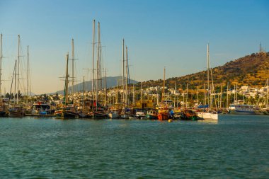 Bodrum 'da lüks yatlar, Bodrum' da marina, Bodrum 'da deniz turistleri. Mavi suları, otantik yatları ve yelkenli gemileri olan renkli bir deniz manzarası..
