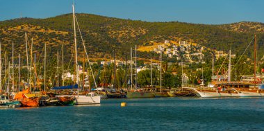 Bodrum 'da lüks yatlar, Bodrum' da marina, Bodrum 'da deniz turistleri. Mavi suları, otantik yatları ve yelkenli gemileri olan renkli bir deniz manzarası..