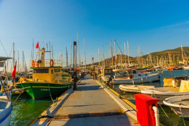 Bodrum 'da lüks yatlar, Bodrum' da marina, Bodrum 'da deniz turistleri. Mavi suları, otantik yatları ve yelkenli gemileri olan renkli bir deniz manzarası..