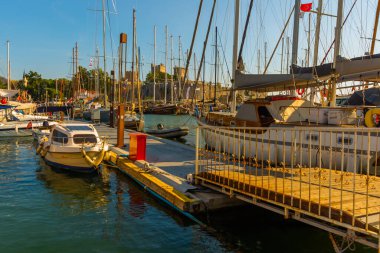 Güneşli bir günde Bodrum 'daki limanda Aziz Peter Şatosu ve lüks yatlar..