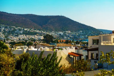 Güneşli bir günde Bodrum şehrindeki beyaz evlerin, denizin ve dağların en iyi manzarası..