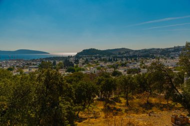 Güneşli bir günde Bodrum şehrindeki beyaz evlerin, denizin ve dağların en iyi manzarası..