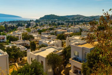 Güneşli bir günde Bodrum şehrindeki beyaz evlerin, denizin ve dağların en iyi manzarası..