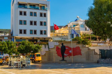 Güneşli bir günde Bodrum 'da Atatürk Anıtı' nın olduğu güzel bir meydan..