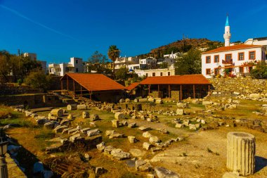 Halikarnasyon, dünyanın en eski yedi harikasından biri ve bugün Türkiye 'nin Bodrum şehrinin bir parçası.
