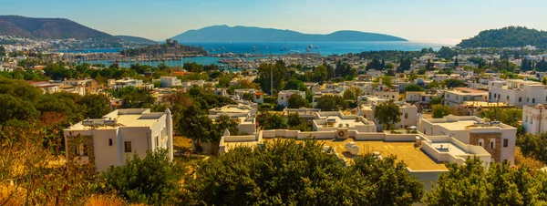 Güneşli bir günde Bodrum şehrindeki beyaz evlerin, denizin ve dağların en iyi manzarası..