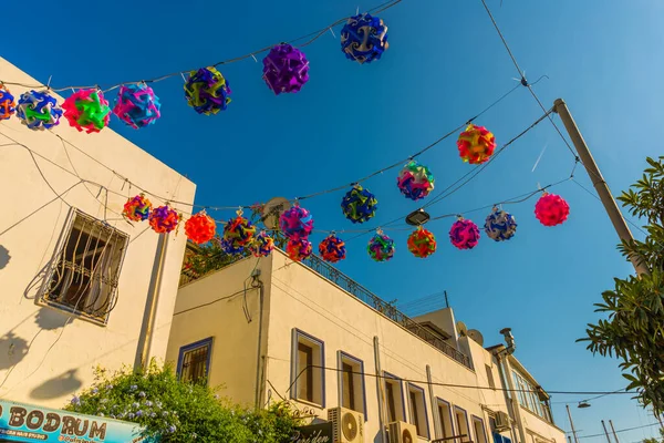 Bodrum Mugla トルコ 晴れた日にボドルム通りのカラフルな装飾伝統的なトルコのランタン — ストック写真