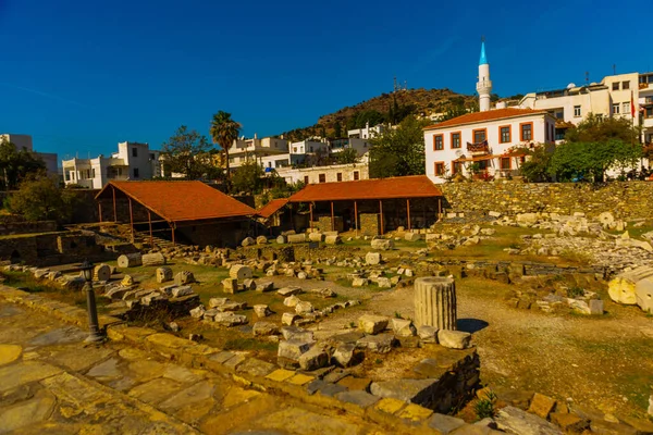 Halikarnasyon, dünyanın en eski yedi harikasından biri ve bugün Türkiye 'nin Bodrum şehrinin bir parçası.