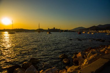 Akşam Bodrum 'da gün batımında gemi ve tekne manzaralı güzel bir romantik deniz manzarası.