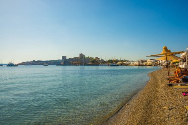 Bodrum sahilinin güzel bir manzarası, bir limanı ve antik bir kalesi var, St. Petra Kalesi..