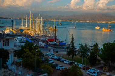 Fethie, TURKEY: sayısız yatlar ile liman manzarası, ve arka planda güneş ışınları altında güzel dağlar