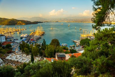 Fethie, TURKEY: sayısız yatlar ile liman manzarası, ve arka planda güneş ışınları altında güzel dağlar