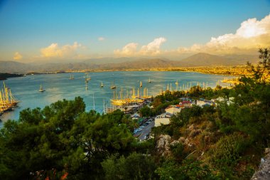 Fethie, TURKEY: sayısız yatlar ile liman manzarası, ve arka planda güneş ışınları altında güzel dağlar