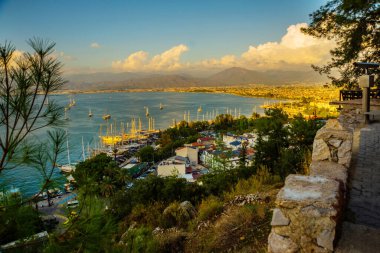 Fethie, TURKEY: sayısız yatlar ile liman manzarası, ve arka planda güneş ışınları altında güzel dağlar