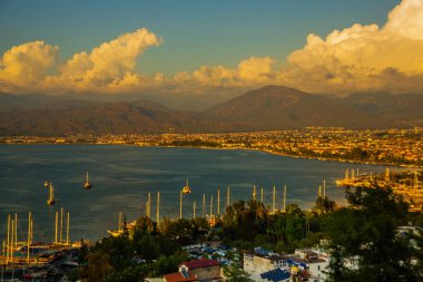 Fethie, TURKEY: sayısız yatlar ile liman manzarası, ve arka planda güneş ışınları altında güzel dağlar